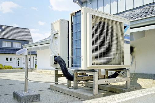 Außengerät auf dem Dach der Garage. 