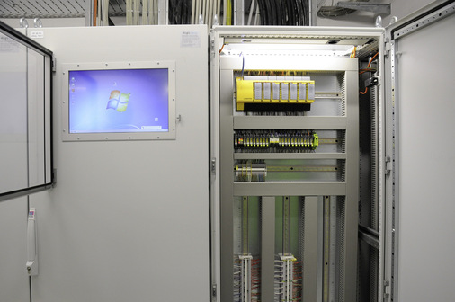 In den Technikzentralen, in denen die Gebäude­automationstechnik zusammen­läuft, befinden sich ebenfalls Displays, an denen SVC komfortabel bedient werden kann.