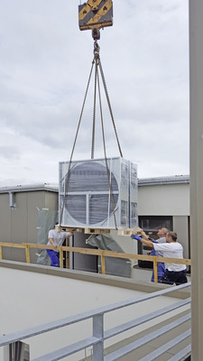 Komplizierter Transport: Mit vereinten Kräften wurden die Geräte durch einen Hintereingang im obersten Stock zur Lüftungsanlage unter dem Dach geschafft.