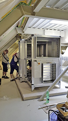 Die verwinkelte Architektur des alten Bauwerks stellte die Installateure vor große Herausforderungen.