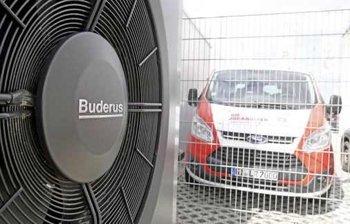 Die installierte Außeneinheit (rechts) und Inneneinheit (links)﻿ der Luft / Wasser-Wärmepumpe sind über wasserführende Leitungen miteinander verbunden.