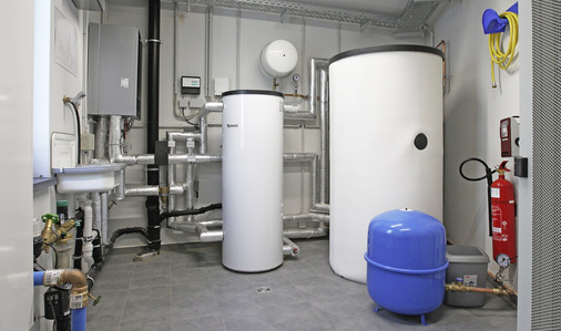 Von links: Inneneinheit der Luft / Wasser-Wärmepumpe, Wärmepumpen-Pufferspeicher Logalux P 200 W und Pufferspeicher 
Logalux PR 750 / 5 EW zur Versorgung der Frischwasserstation.