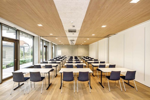 Im Erdgeschoss finden sich sechs unterschiedlich große Tagungs- und Seminarräume, die mit 4-Wege-Deckenkasssetten klimatisiert werden. - © Bild: Mitsubishi-Electric
