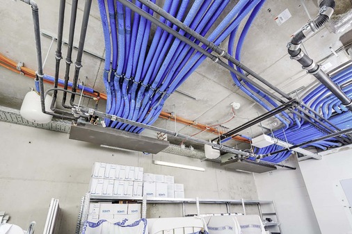 Die HBC-Controller übernehmen den Wärmeaustausch zwischen den kältemittelgeführten Außenkreisläufen und den wasserbasierten Innenkreisläufen zu den Innengeräten. 