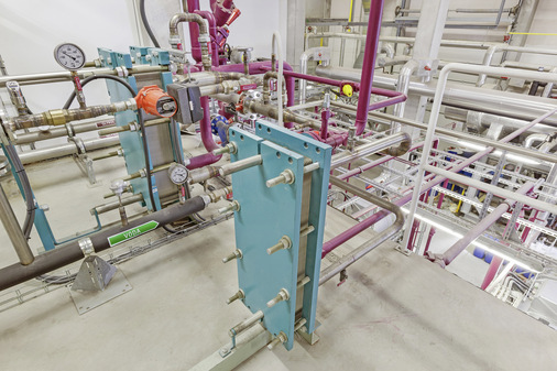 Die Abwärme aus dem NH3-Verdampfer wird über thermowave Plattenwärmeübertrager auf Glykolkreise übertragen. Die Abwärme wird zur Heizung der Büroräume und des Fundaments eingesetzt, um den Untergrund unter dem Lager dauerhaft frostfrei zu halten und Bauschäden in der Bodenplatte zu verhindern. 