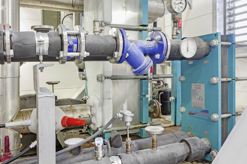 Ein thermowave NH3-Plattenverdampfer kühlt den Glykolkreislauf für die Versorgung von Luftkühlern (hinten) und ein weiterer thermowave Plattenwärmeaustauscher (vorne) versorgt die zentrale Lüftungsanlage für Büroräume. 