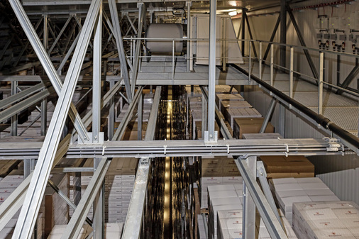 Die neun Güntner Highstore  Application Luftkühler im Tiefkühl-Lagerraum stehen in 36 m Höhe oberhalb der Regaloberkanten auf einer Bühne.