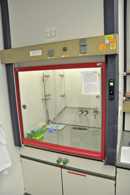 Sobald die durch den offenen Querschnitt des Labor­abzugs eintretende Luft eine Geschwindigkeit von 0,3 m/s unterschreitet, ertönt ein Alarm.