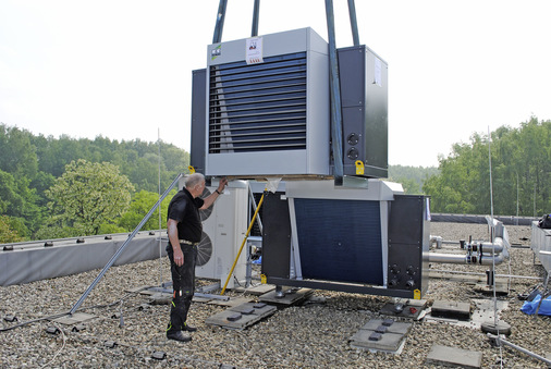 Teil eins der Energiezentrale steht bereits, Teils zwei wird auf den vorbereiteten Platz gebracht. 