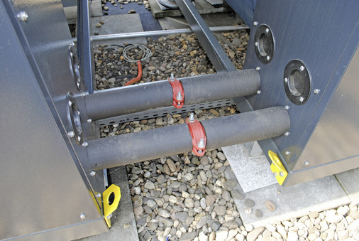 Fertige Verbindung zwischen den beiden SQW-Wärmepumpen, rasch umgesetzt mit einem Rohr­verbindungs-Set - © Bild: Remko
