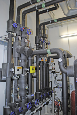 Ausschnitt aus der Verrohrung für die Kälteleitungen im Bestand. 