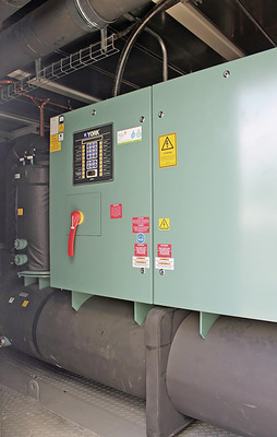 Hier ist die Frontansicht des YORK YVWA-Flüssigkeitskühlers im Kälte-Technikcontainer zu sehen.