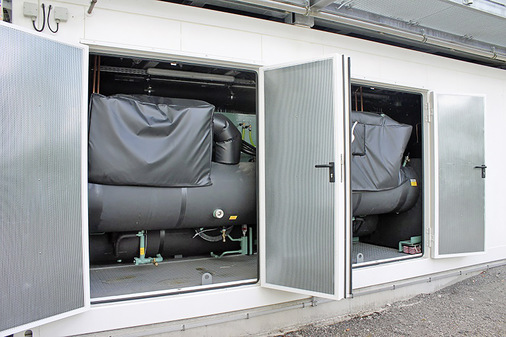 Dieses Bild zeigt den YORK YVWA-Flüssigkeitskühler und den sich ebenfalls im Container befindlichen Schallschutz 
von der Rückseite. - © Bild: Johnson Controls

