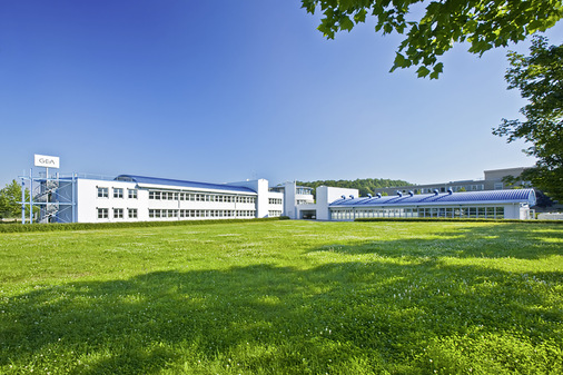 Die neuen Solekühlsätze liefern die erforderliche Kälteleistung zum Klimatisieren 
des zweigeschossigen Verwaltungsgebäudes.