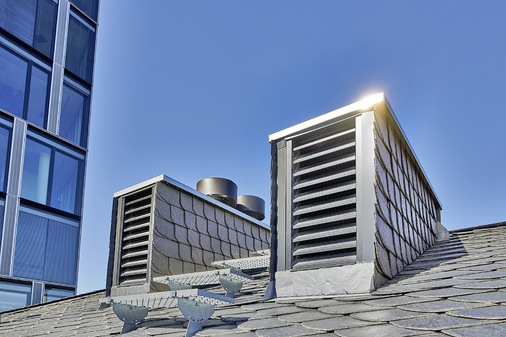 Auf dem Dach sind zwei Aufbauten für die Lüftung das Einzige, was von der Klimaanlage zu sehen ist. - © Bild: Daikin
