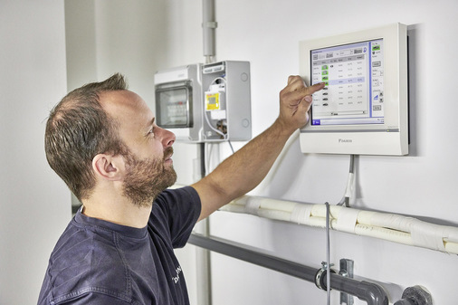 Ein Mitarbeiter von Daikin stellt die gewünschten Funktionen über den intelligent Touch Manager ein.