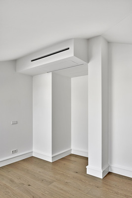 Die Klimaanlage passt sich perfekt in die Zwischendecke ein und bietet einfachen Zugriff für Wartungsarbeiten. - © Bild: Daikin
