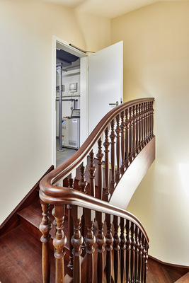 Die historische Treppe führt in den Maschinenraum, der, über dem Aufzugschacht gelegen, Platz für die VRV-i Wärmepumpe bietet. - © Bild: Daikin
