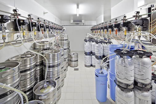 Bier-Kühlzelle mit Fass-Anstichgarnitur, Stone Brewing Berlin