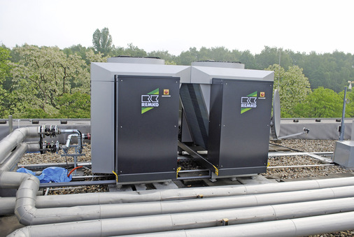 Die schon in Betrieb genommene Energiezen­trale besteht aus den beiden SQW-Wärmepumpen. 