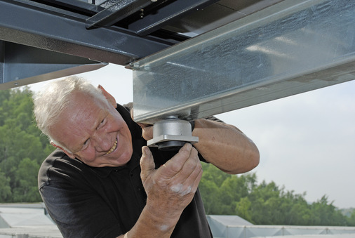 Vor dem Abstellen der SQW-Wärmepumpe werden die Schwingungsdämpfer montiert. 