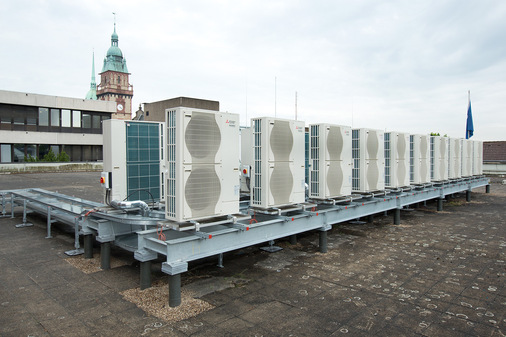 Insgesamt 20 Ecodan Luft/Wasser-Wärmepumpen – aufgeteilt in vier Kaskaden – versorgen die neuen Mietflächen mit Wärme und Kälte. - © Bild: Mitsubishi Electric

