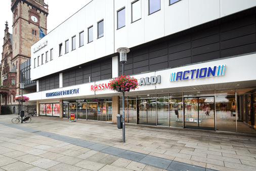 Die beiden separaten Eingänge (links Karstadt, rechts das Basement) ermöglichen den flexiblen Zugang zu den unterschiedlichen Ebenen entsprechend den Öffnungszeiten.