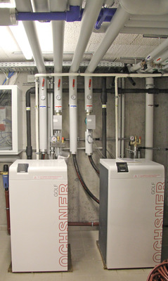 Für eine optimale Leistungsanpassung wurden die Wärmepumpen in Kaskaden zu zwei oder drei Geräten angeordnet.