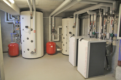 Warmwasserspeicher mit Polyurethan-Hartschaumisolierung sichern die Versorgung der Wohn- und Geschäftseinheiten mit Heizwärme und warmem Wasser. - © Bild: Fahrner / Ochsner
