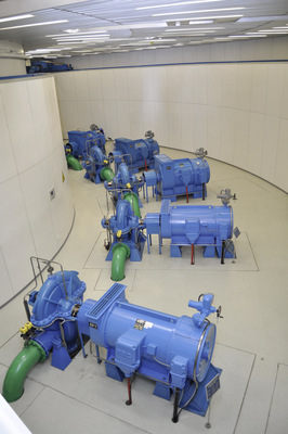 Pumpenhalle mit insgesamt sechs Elektropumpen, die für die Aufrechterhaltung des Wasserdrucks zuständig sind. - © Bild: Stiebel Eltron
