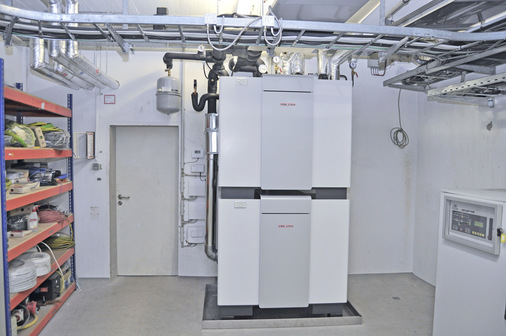 Die beiden Großwärmepumpen WPF 27 von Stiebel Eltron wurden platzsparend übereinander gestapelt im Kellergeschoss installiert. Sie bringen die aus der Abluft der Pumpenhalle gewonnene Wärmeenergie auf ein höheres, nutzbares Temperaturniveau.