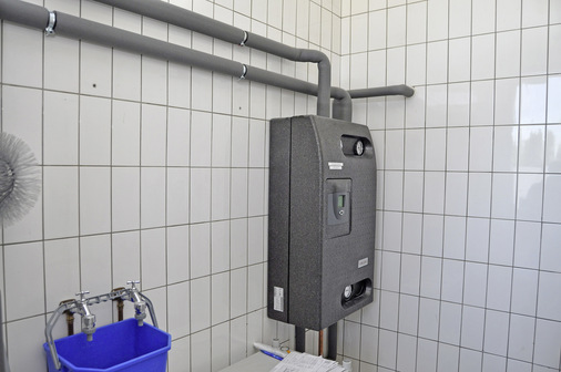 Die Trinkwarmwasserstation von Stiebel Eltron wurde in einem Nebenraum installiert und sorgt für eine hygienisch einwandfreie Warmwasserbereitung. Das für die Sozialräume benötigte Warmwasser wird im Durchflussprinzip mit der Wärme aus dem Heizungswasser erwärmt.