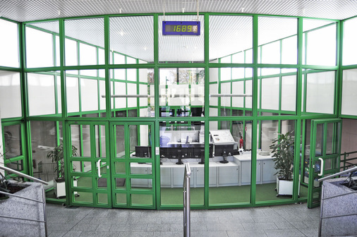 Blick in die Steuerzentrale des Wasserwerks vom Eingangsbereich aus. Unter anderem diese beiden Bereiche müssen beheizt werden, während in der Pumpenhalle auch im Winter hohe Temperaturen herrschen.