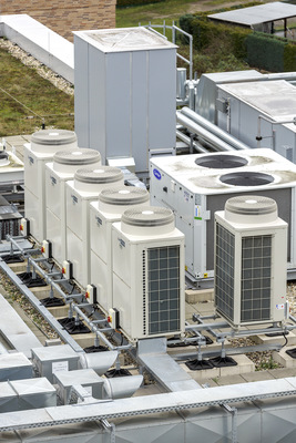 VRF-Außengeräte der City Multi-Serie von Mitsubishi Electric kommen überall dort zum Einsatz, wo große und anspruchsvolle Gebäude individuelle Lösungen zur Klimatisierung erfordern. - © Bild: Mitsubishi Electric
