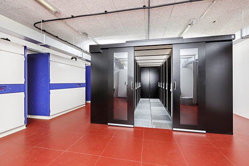 Die Rechenzentren werden von Klimaschränken gekühlt, die speziell für die EDV-Klimatisierung entwickelt wurden. Der Luftauslass erfolgt nach unten in einen Doppelboden.