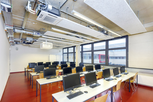 Die Aufgabe der Klimaanlage ist es, die Eigenlasten aus den Arbeits- und Seminar­räumen effizient abzuführen. Hierfür kommen 4-Wege-Klimadeckenkassetten aus der City Multi-Baureihe zum Einsatz.