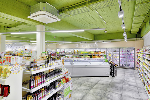 Die Abwärme der Kühlmöbel wird effizient für die Beheizung des Marktes über Roundflow Zwischendeckengeräte genutzt.