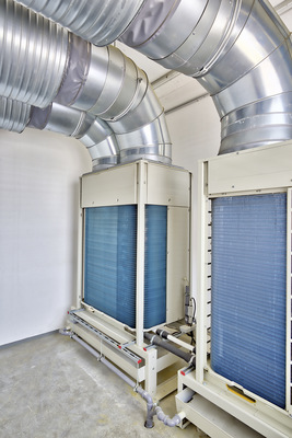 Die Daikin Systeme Conveni Pack und VRV sind im Inneren des Gebäudes aufgestellt.