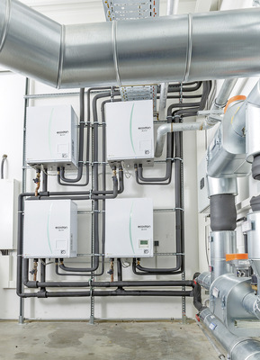 Die Büros und Besprechungsräume werden über Betonkernaktivierung beheizt oder gekühlt, die Temperaturregelung erfolgt über Einzelraumthermostate.