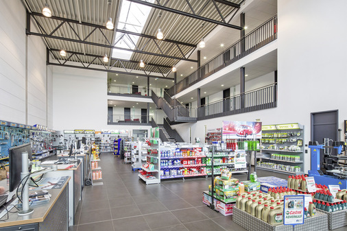 Im Erdgeschoss befindet sich eine 250 m² große Verkaufsfläche. 