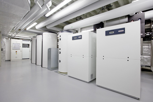 Heizzentrale mit Wärmepumpenkaskade und Pufferspeichern, in denen auch die Abwärme aus Schulungskesseln gespeichert wird