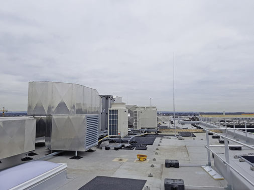 Wegen ihres vergleichsweise geringen Gewichts von 600 bzw. 640 kg eignen sich diese Lüftungsgeräte gut für eine Dachinstallation.