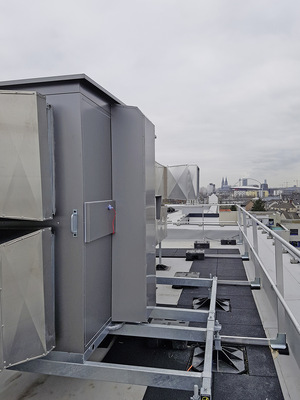 Gut sichtbar ist hier die Aufständerung mittels des Systems Bigfoot. Die Systemkomponenten lassen sich aufgrund des geringen Gewichts einfach transportieren und aufbauen, bewirken eine gute Gewichtsverteilung und vermindern das Risiko, die Dachhaut zu beschädigen.