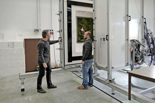 Dr. Helmut Weinläder und Felix Klinker vor der sogenannten Hotbox zur Bestimmung des Wärmewiderstandes von Bauteilen. Ihre Prognose: Wichtige Impulse für PCM-Systemlösungen gehen von Quartierslösungen, Sektorkopplung und einer netzdienlichen Betriebsweise von gebäudetechnischen Anlagen aus.