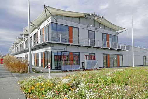 Das ZAE Bayern – hier das Gebäude am Standort Würzburg – sieht sich als Schnittstelle zwischen erkenntnisbasierter Grundlagenforschung und angewandter Industrieforschung. Im Institutsgebäude wird auch ein installiertes PCM-Kühldeckensystem im realen Betrieb regelungstechnisch optimiert.