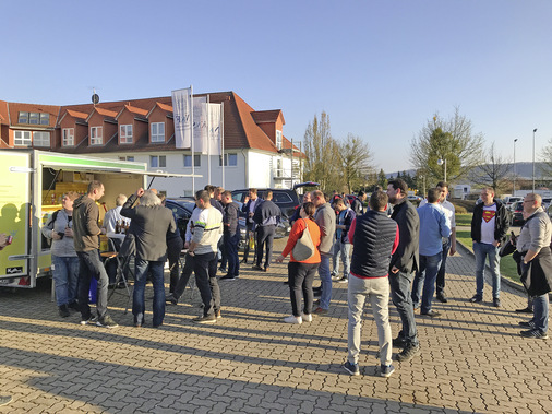 Bei sonnigem Wetter genießen die Kälten das erste Bier.