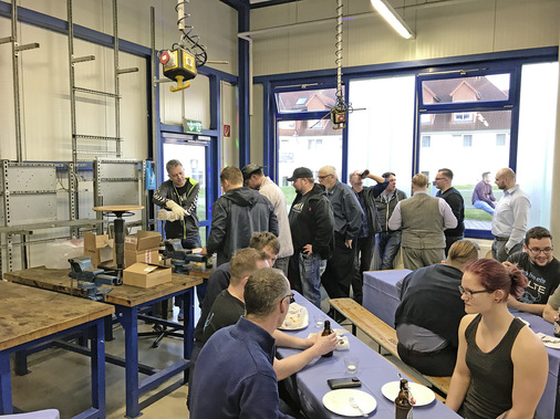 In der Werkstatt der NKF wurde gegessen.