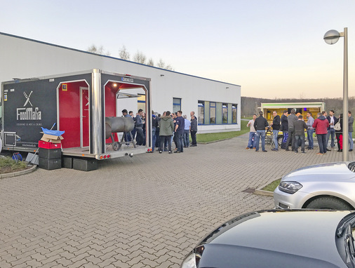 Der Foodtruck (links) versorgt die Teilnehmer mit Hamburgern und vielem mehr.