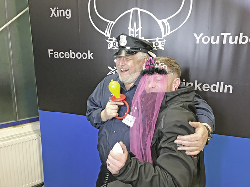 Jörg Fischer und Wolle Schäfer haben Spaß mit der Fotobox.