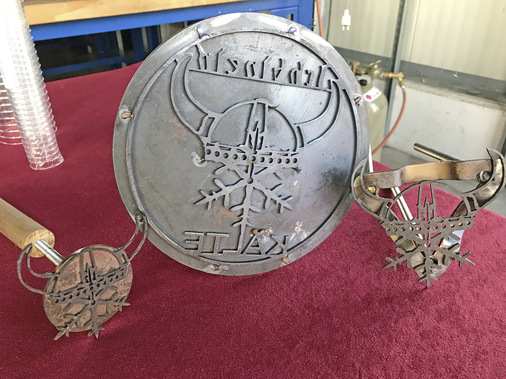 Kalle Bartke von Dresen + Bremen hat extra für dieen Kälten-Treff das Kältenlogo "in Eisen gemeisselt".